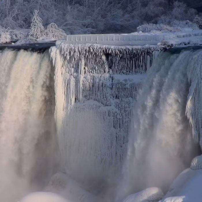 Thời tiết quá giá lạnh đã gây ra rất nhiều xáo trộn cho cuộc sống của người dân tại Bắc Mỹ. Ước tính, khoảng hơn 220 triệu người đang phải sống trong đợt giá lạnh khủng khiếp kéo dài này.