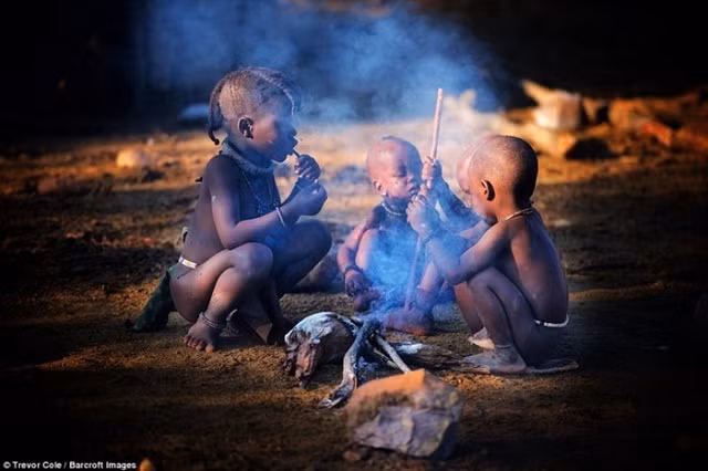Bộ lạc Himba sống chủ yếu ở Kaokoland thuộc khu vực Kunene, phía Bắc Namibia với dân số khoảng 50.000 người. Ở đây họ vẫn sinh sống như thời nguyên thủy và tách biệt với xã hội bên ngoài.