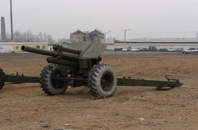 Lựu pháo M-30 được sử dụng chủ yếu để chống lại lực lượng bộ binh, hỗ trợ hỏa lực tầm gần, chống lại các công sự phòng thủ kiên cố của đối phương hay mở đường cho bộ binh trên trận địa. Với đạn pháo 122m, sức công phá của M-30 hoàn toàn vượt trội hơn pháo M101 105mm của Mỹ trên chiến trường điều này đã được chứng minh trong CTTG 2. Nguồn ảnh: topwar.ru.