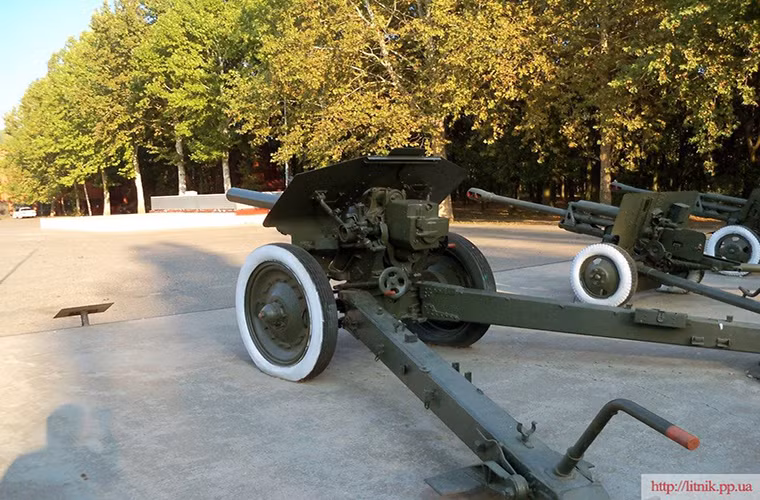 Nếu các mẫu lựu pháo như M1909 hay M1910 sử dụng các bệ pháo trang bị bánh xe bằng kim loại thì trên M-30 nó được trang bị bệ pháo với bánh xe bọc cao su giúp tăng khả năng cơ động di chuyển cũng như giảm thời gian triển khai sẵn sàng chiến đấu xuống còn khoảng 1 phút. Nguồn ảnh: litnik.pp.ua.