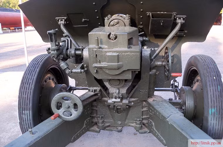 Cận cảnh bệ khóa nòng của M-30, nòng pháo của nó cho phép nâng hạ một góc từ -3 ° đến 63 ° và xoay ngang một góc 49 °. Bản thân bệ pháo, nòng pháo hay bệ khóa nòng của M-30 cũng được thiết kế đơn giản có thể tháo rời dễ dàng. Nguồn ảnh: litnik.pp.ua.