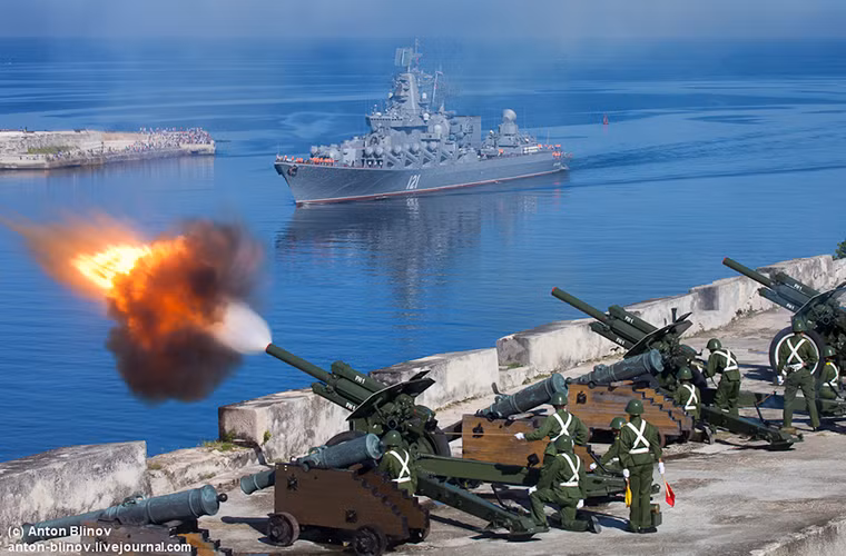 Có khoảng 19.266 đơn vị M-30 được Liên Xô sản xuất trước và sau CTTG 2 và số pháo trên được sử dụng rộng rãi tại nhiều quốc gia trên thế giới cho đến thời điểm hiện tại trong đó phổ biến nhất vẫn là Trung Đông trong các cuộc xung đột gần đây. Trong ảnh là một đội pháo binh danh dự của Quân đội Cuba với những khẩu M-30. Nguồn ảnh: Anton Blinov.