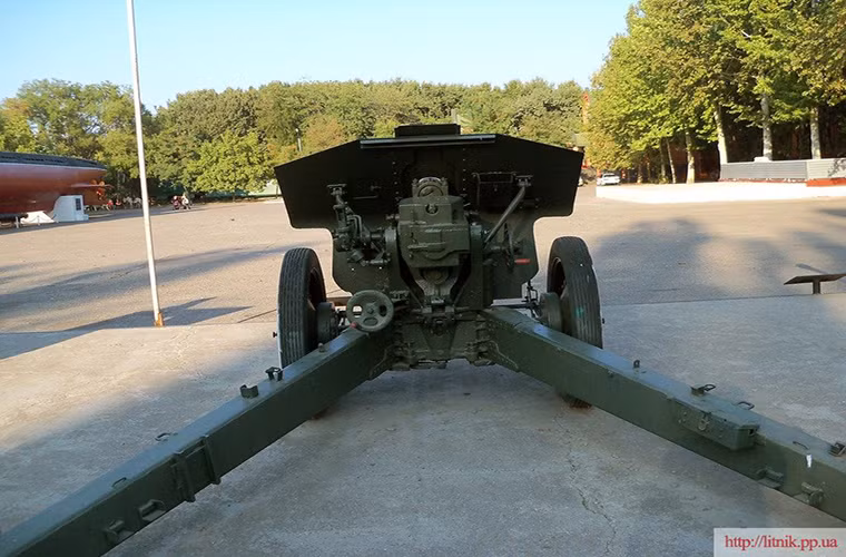 Giống như nhiều mẫu pháo cùng thời, M-30 cũng được trang bị một tấm thép chống đạn giúp bảo vệ pháo thủ trong chiến đấu trước các loại vũ khí thông thường hoặc mảnh đạn từ pháo binh đối phương. Nguồn ảnh: litnik.pp.ua.