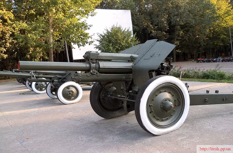 Sau khi vượt qua một nguyên mẫu pháo 122mm khác là F-25, M-30 được đưa vào sản xuất hàng loạt vào đầu những năm 1940. Chỉ trong một năm đã có khoảng 500 đơn vị M-30 được chế tạo tại các nhà máy vũ khí số 92 tại Gorky và số 9 ở Sverdlovsk. Cùng thời điểm này Đức cũng tiến hành xâm lược Liên Xô với Chiến dịch Barbarossa vào năm 1941. Nguồn ảnh: litnik.pp.ua.