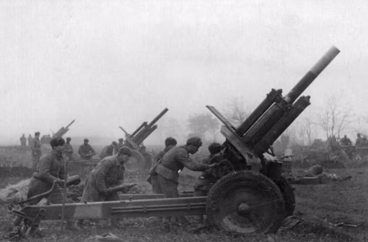 Từ năm 1930, Quân đội Liên Xô đã bắt đầu phát triển một mẫu pháo tiêu chuẩn cấp sư đoàn mới để thay thế cho các dòng pháo 122mm lỗi thời của mình như M1909 và M1910. Và có một điều bất ngờ là đề án phát triển các tiền thân của M-30 còn có sự tham gia của các kỹ sư Đức hợp tác với phòng thiết kế KB-2 của Liên Xô. Nguồn ảnh: armor.kiev.ua.