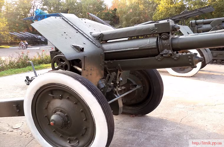 Trọng lượng của M-30 khoảng 2.5 tấn với chiều dài cơ sở 5.9m kể cả càng sau của pháo, trong khi đó nòng pháo kể cả bệ khóa nòng chỉ có chiều dài khoảng 2.8m. Nguồn ảnh: litnik.pp.ua.