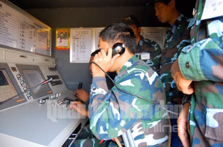 Trong ảnh là trạm ngắm quang điện tử GLLADS.M2 làm nhiệm vụ nhận diện, tính toán tham số mục tiêu, phần tử bắn và điều kiện bắn cho từng khẩu đội 37mm-2 (tối đa 4 khẩu đội pháo trong một phân đội 37mm-2N/GLLADS.M2) do Viện tự động hóa kỹ thuật Quân sự Việt Nam sáng chế.