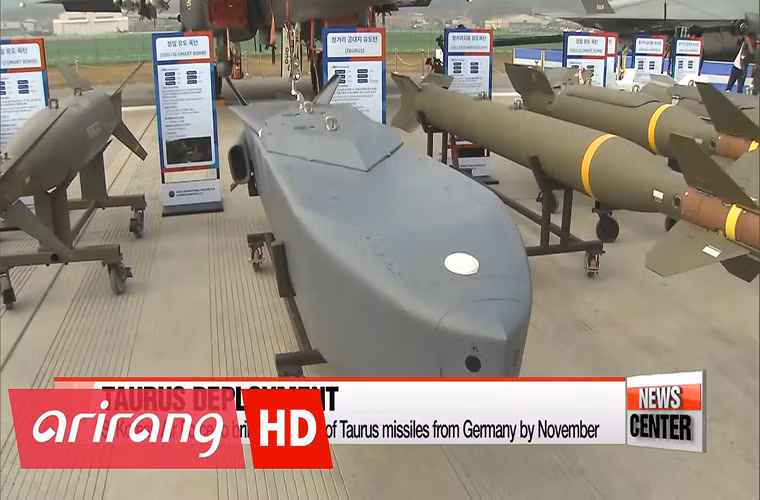 Hiện tại Không quân Hàn Quốc có trong biên chế khoảng 170 đơn vị Taurus KEPD 350 đều được trang bị cho những chiếc tiêm kích F-15K Slam Eagles của Hàn Quốc. Vào tháng 10 vừa rồi Bộ Quốc phòng Hàn Quốc cũng đã quyết định đặt mua thêm ít nhất 60 đơn vị Taurus KEPD 350 nữa từ Taurus Systems GmbH nhằm tăng cường kho vũ khí của mình. Nguồn ảnh: YouTube