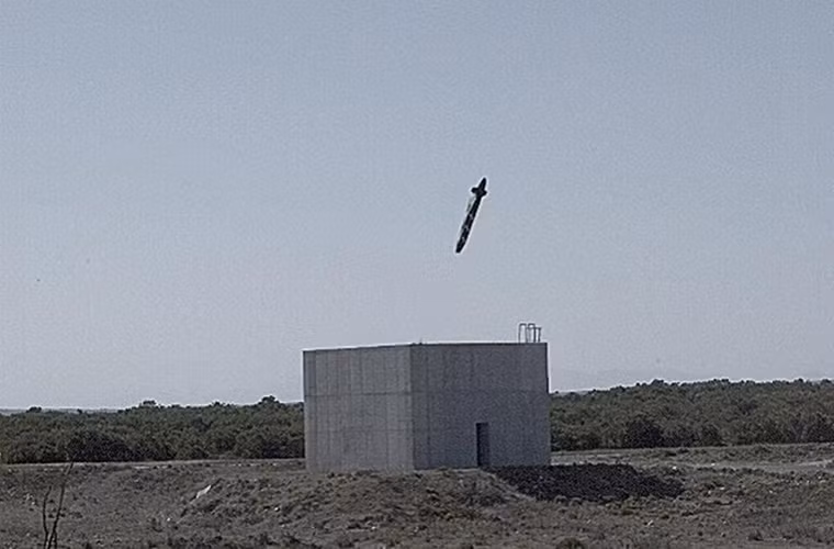 Trọng lượng của mỗi tên lửa Taurus KEPD 350 là 1.4 tấn, nó mang theo một đầu đạn nặng gần 500kg có tên Mephisto với khả năng xuyên phá cực mạnh cùng với đó là chức năng kiểm soát thời gian nổ. Chiều dài cơ sở của Taurus KEPD 350 là hơn 5m và nó cũng được trang bị cánh lượn nhằm tăng độ ổn định khi thực hiện hành trình bay. Nguồn ảnh: Global Military.