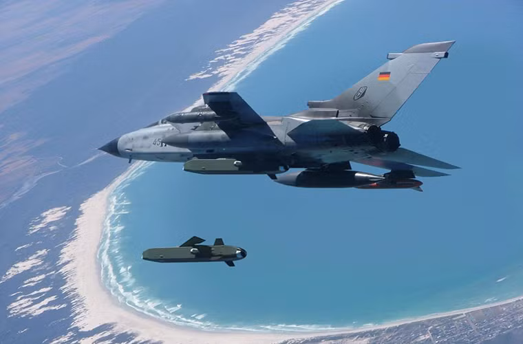 Taurus KEPD 350 là một trong những dòng tên lửa hành trình nổi tiếng nhất của Đức hiện nay. Những ưu điểm chính của nó là sở hữu thiết kế tàng hình và có tầm bắn xa. Taurus KEPD 350 cũng có thể được triển khai trên nhiều tảng chiến đấu cơ khác nhau như Tornado, Eurofighter Typhoon Gripen và F/A-18. Nguồn ảnh: keypublishing.com