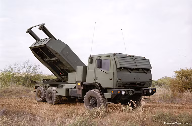 Trong thử nghiệm lần này, tên lửa TACMS sau khi được phóng đi từ bệ phóng di động HIMARS đã tấn công chính xác một mục tiêu giả định được đặt cách đó 85km tiêu diệt hoàn toàn mục tiêu. Điều này cũng thể hiện một phần nào đó chương trình nâng cấp TACMS của Quân đội Mỹ có hiệu quả thay vì họ phải tốn kém tháo bỏ hàng trăm quả tên lửa sau khi hết hạn. Nguồn ảnh: Lockheed Martin