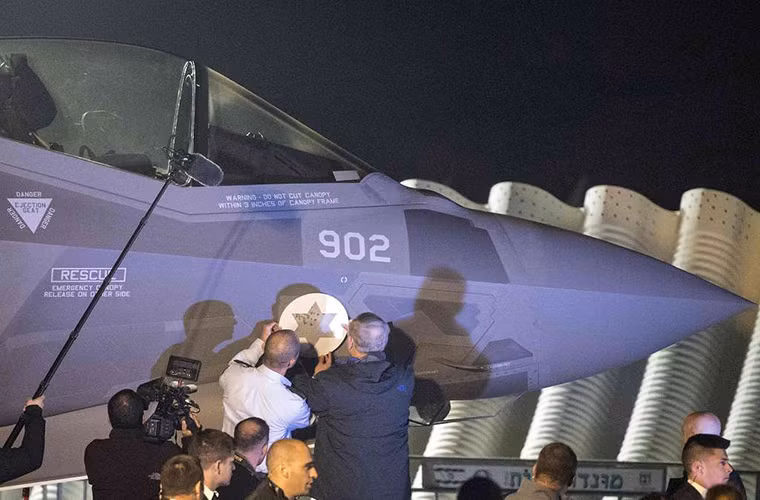 Nói cách khác, dù mang tiếng do Mỹ chế tạo nhưng thực ra Israel can thiệp khá nhiều quá trình chế tạo F-35I. Do đó cũng khá dễ hiểu khi Israel là quốc gia duy nhất trên thế giới sở hữu một biến thể F-35 riêng. Bên cạnh đó IAF còn tự mình bảo dưỡng và thử nghiệm dòng chiến đấu cơ tàng hình này tại Israel dưới sự hổ trợ của Lockheed Martin thay vì giao phó hoàn toàn cho công ty này. Nguồn ảnh: sfgate.com.