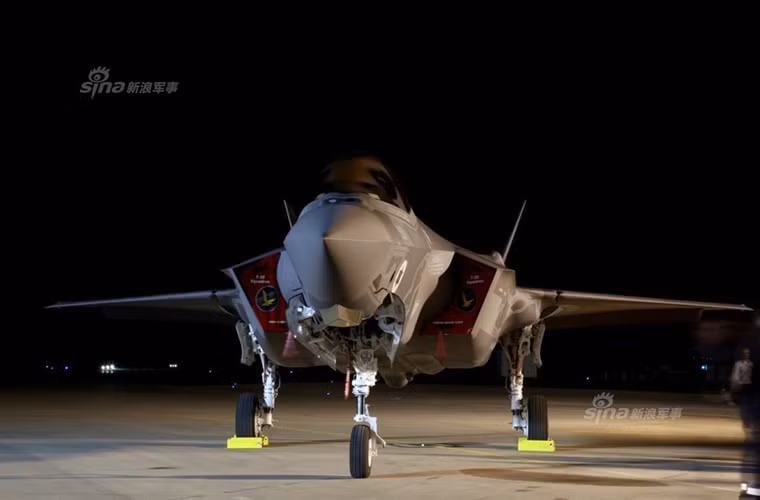 Cặp F-35I này là hai trong tổng số 50 chiếc tiêm kích tàng hình F-35I IAF đặt mua từ Lockheed Martin với trị giá ước tính hơn 4,2 tỷ USD theo đơn giá 85 triệu USD cho mỗi chiếc F-35A, còn đối với biến thể F-35I dành riêng cho Israel thì con số này có thể thay đổi đôi chút. Tuy nhiên theo kế hoạch của Không quân Israel nước này cần tới ít nhất 75 chiếc F-35 trong tương lai gần để đáp ứng yêu cầu tác chiến hiện tại. Nguồn ảnh: Sina.