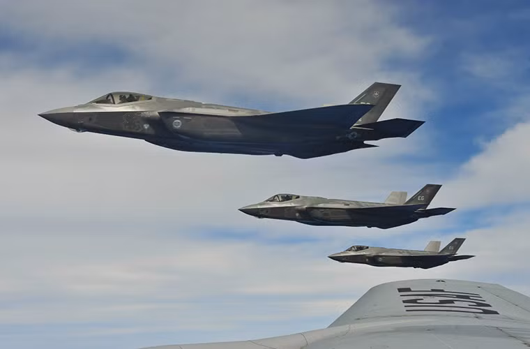 Việc Israel đưa vào trang bị F-35I một phần nào đó sẽ tác động đến tình hình bất ổn ở Trung Đông hiện tại, khi ai cũng hiểu rõ vì sao Tel Aviv lại muốn mua dòng chiến đấu cơ này khi họ vẫn đang là quốc gia sở hữu lực lượng không quân mạnh nhất trong khu vực. Và mục tiêu cuối cùng của Israel vẫn là tạo sức mạnh để kiềm chế các cựu thù tại Trung Đông như Iran, Syria và một số quốc gia Ả Rập khác. Nguồn ảnh: The Aviationist. Nguồn ảnh: hamodia.com.