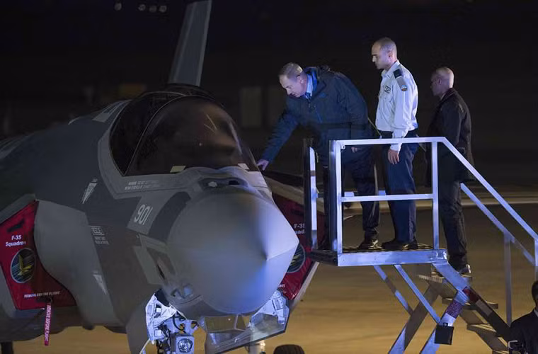 Có một chi tiết khá thú vị là các công ty Israel cũng tham gia vào quá trình chế tạo những chiếc F-35I của nước này, mà cụ thể ở đây là hãng công nghệ hàng không Israel Aerospace Industries (IAI) với nhiệm vụ sản xuất một phần cánh, còn liên doanh Elbit Systems-Cyclone lại chế tạo một phần thân. Ngoài ra Elbit Systems còn đơn vị nhà thầu cung cấp linh kiện dành cho mũ bay thông minh trên F-35. Nguồn ảnh: sfgate.com.