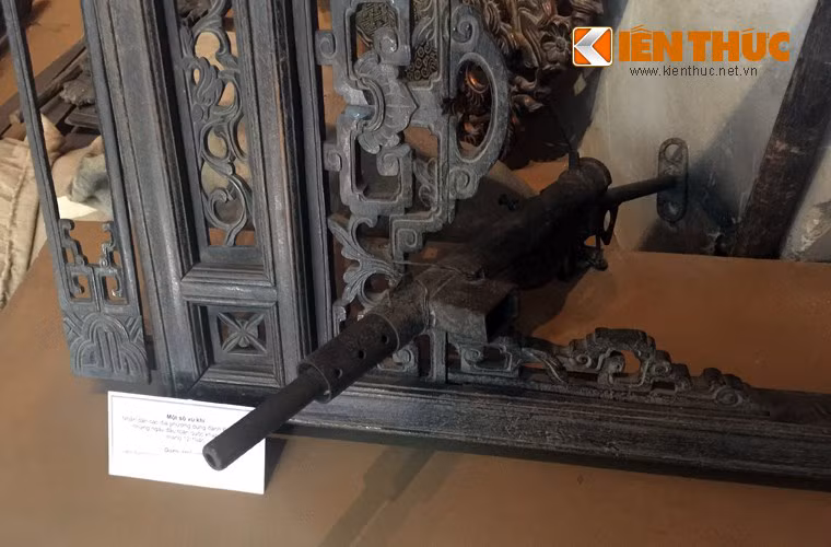 Cả Thompson và Sten đều được lực lượng tự vệ Hà Nội sử dụng trong suốt 60 ngày đêm đánh Pháp vào mùa Đông năm 1946-1947 trước khi Trung đoàn Thủ Đô rút ra khỏi nội thành vào ngày 17/2/1946, bắt đầu cho cuộc kháng chiến chống thực dân Pháp của quân và dân ta kéo dài suốt 9 năm sau đó.