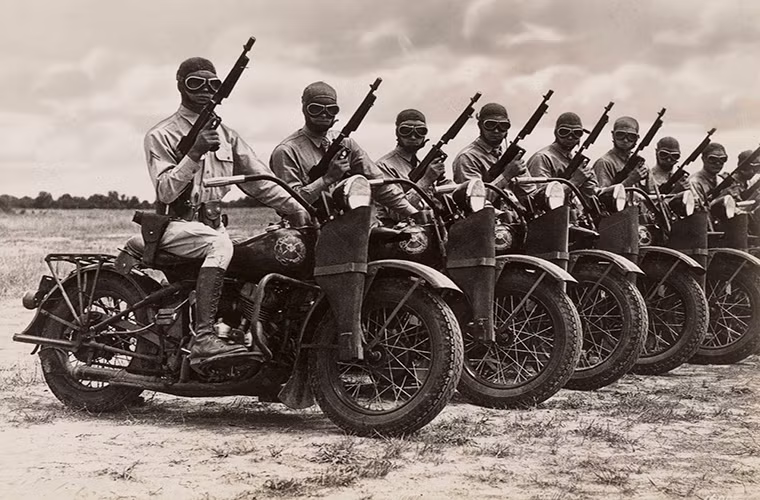 Lịch sử phát triển của tiểu liên Thompson được bắt đầu từ những năm 1920 tuy nhiên ban đầu nó được sản xuất cho mục đích thương mại hơn là phục vụ trong Quân đội Mỹ. Đến cuối những năm 1930, Quân đội Mỹ mới bắt đầu thấy được tiềm năng của Thompson và đưa nó vào sản xuất hàng loạt với nhiều biến thể khác nhau. Nguồn ảnh: Thrillist.