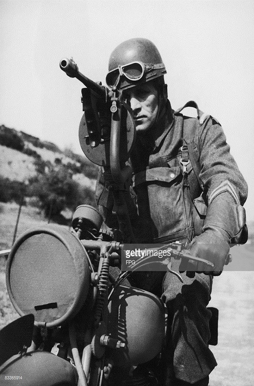 M1928A1 được xem là biến thể nổi tiếng nhất của Thompson trong CTTG 2, nó được thiết kế để sử dụng cả hai loại hộp tiếp đạn gồm trống đạn tròn 50-100 viên và hộp tiếp 20-30 viên. Đối với các biến thể sử dụng trống đạn của Thompson thường được trang bị thêm tay cầm bằng gỗ để đảm bảo độ ổn định khi bắn của súng. Nguồn ảnh: Getty Images.