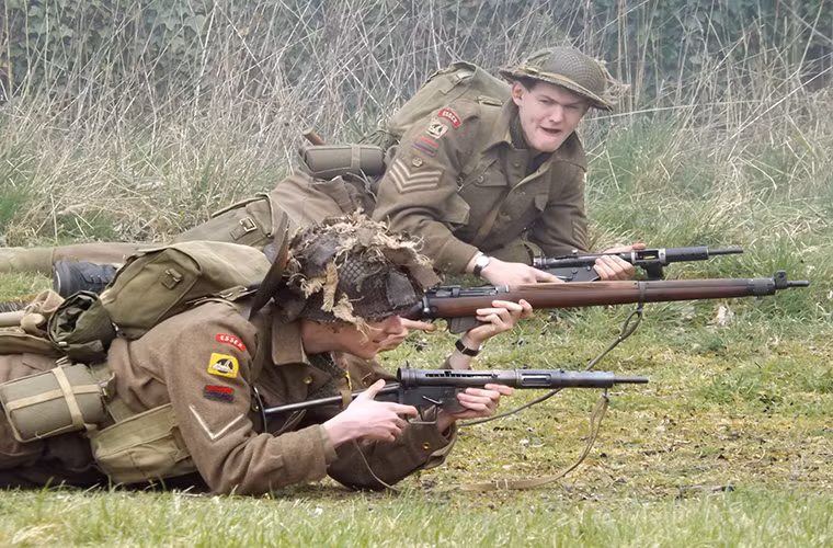 Về mặt thiết kế, Sten gần như được xem là một mẫu súng tự tạo và nó được tạo thành bởi 47 chi tiết khác nhau đa phần đều được làm kim loại để dễ dàng hơn trong gia công. Với khoảng 5 công nhân chỉ cần mất 1 giờ để cho ra đời một khẩu Sten và bộ phận mất nhiều thời gian nhất để lắp ráp là thân súng. Nguồn ảnh: Pinterest.