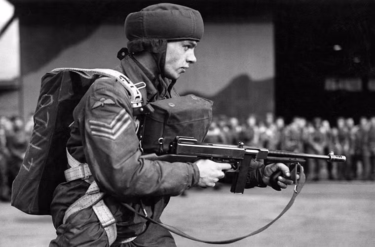 Súng tiểu liên Thompson không còn quá xa lạ trong Chiến tranh Thế giới thứ 2, nó được xem là mẫu vũ khí tiêu chuẩn của Quân đội Mỹ và một số nước Đồng Minh trong đó có cả Quân đội Pháp. Do đó cũng khá dễ hiểu khi Thompson xuất hiện ở Việt Nam ngoài ra còn nhiều con đường khác để loại vũ khí này đến được Đông Dương trong giai đoạn cuối của cuộc chiến. Nguồn ảnh: getreading.co.uk.