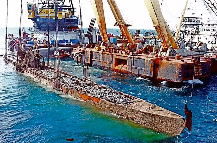 Tuy nhiên khi chỉ mới ra tới vùng Biển Kattegat, U-534 cùng hai tàu ngầm khác cũng của Đức là U-3523 và U-3503 bị hai máy bay ném bom hạng nặng B-24 Liberator của Không quân Anh phát hiện. Ngay lập tức biên đội tàu ngầm này bị tấn công bởi trận mưa bom. U-534 chịu hư hại nặng nề khi trúng trực tiếp một quả bom từ những chiếc B-24 và lựa chọn duy nhất của thủy thủ đoàn tàu ngầm này là bỏ tàu. Nguồn ảnh: The Vintage News.