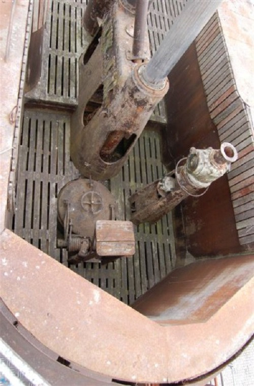 Cận cảnh phần tháp chỉ huy trên U-534, nó đã được gia cố và tân trang lại ngay sau khi được trục vớt do hầu hết cấu trúc của khu vực này bị phá hủy và xuống cấp hoàn toàn. Nguồn ảnh: The Vintage News.