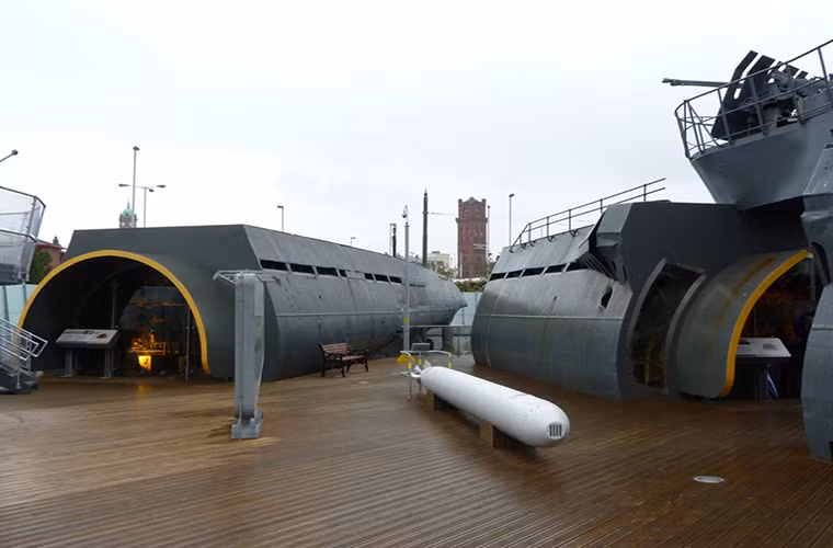 Mỗi phần thân tàu được cắt ra từ U-534 có trọng lượng lên tới 240 tấn và sau đó được bọc lại với một lớp vỏ mới nhằm bảo vệ phần thân tàu nằm bên trong. Nguồn ảnh: Aero England.