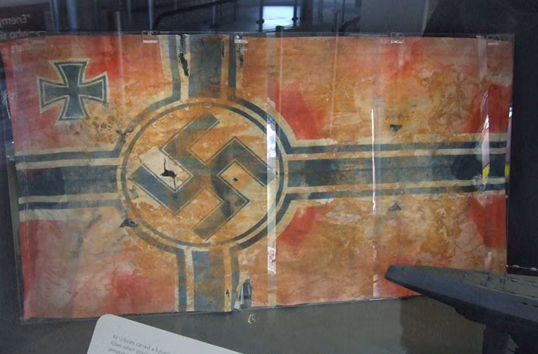 Cờ hiệu của Đức Quốc xã được tìm thấy bên trong tàu ngầm U-534. Nguồn ảnh: militaryimages.net.