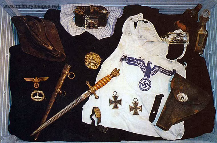 Một số vật dụng và quân trang của thủy thủ đoàn U-534 được tìm thấy bên trong con tàu. Nguồn ảnh: Picssr.