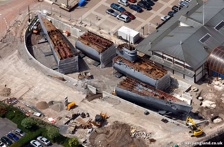 Để cắt giảm chi phí cũng như hạn chế tác động đến phần thân tàu đã mục nát, U-534 được cắt thành 5 phần và được cải tạo thành các khoang mô phỏng giúp cho du khách vẫn có thể nhìn vào bên trong con tàu này.