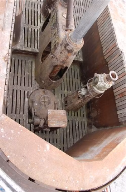 Cận cảnh phần tháp chỉ huy trên U-534, nó đã được gia cố và tân trang lại ngay sau khi được trục vớt do hầu hết cấu trúc của khu vực này bị phá hủy và xuống cấp hoàn toàn. Nguồn ảnh: The Vintage News.