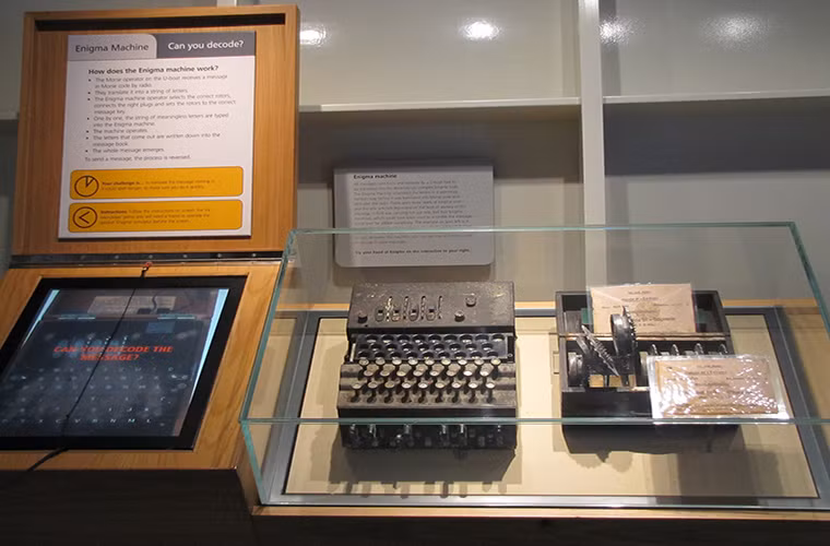 Khi đến tham quan U-534 bạn cũng có thể được thử cách sử dụng máy mật mã Enigma nổi tiếng của Đức trong CTTG 2. Nguồn ảnh: The Dawg Shed.