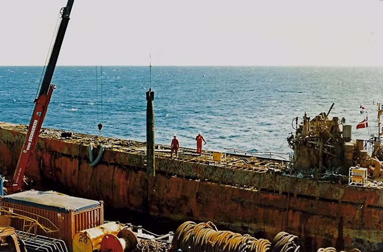 Trong tổng số 54 người trên U-534 thì chỉ có 49 người được cứu sống khi kịp thoát ra ngoài trước khi con tàu chìm hẳn, còn các thủy thủ xấu số còn lại do ở khoang ngư lôi nên không kịp di chuyển ra khỏi con tàu mặc dù họ đã cố thoát ra bằng ống phóng ngư lôi nhưng không thành công. Trong ảnh là quả ngư lôi duy nhất bên trong U-534 khi nó được trục vớt lên. Nguồn ảnh: The Vintage News.