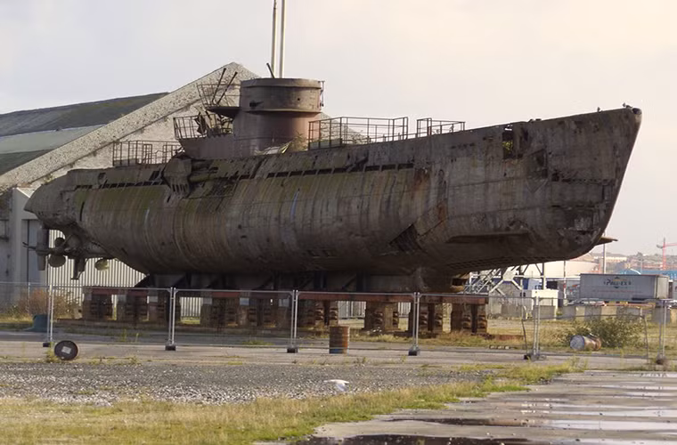 U-534 được vận chuyển bằng đường biển về Anh vào năm 1996 và được đặt tại vùng Birkenhead như một hiện vật trưng bày tư nhân cho đến khi chủ sở hữu của nó quyết định bán con tàu này vào năm 2006. Năm 2007, U-534 được mua lại và từ đó nó được sửa đổi thành một bảo tàng tàu ngầm trên cạn. Nguồn ảnh: Pinterest.