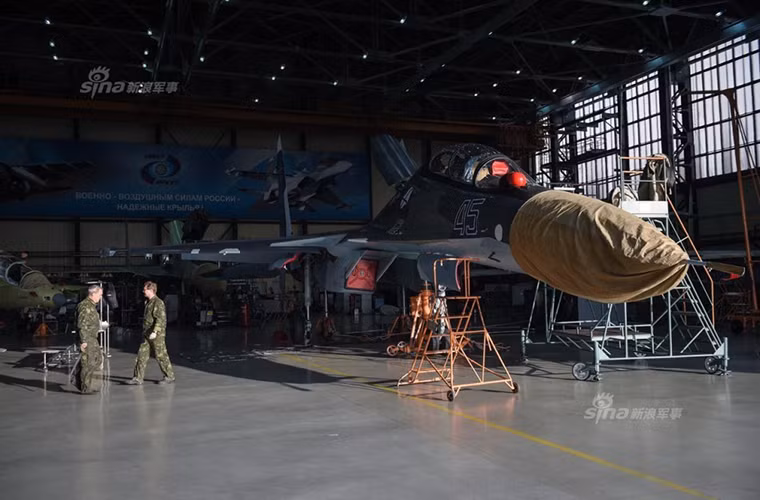 Trong ảnh là chiếc Su-30SM mang số hiệu “Blue 45” mới của Hải quân Nga được nhà máy Irkuts bàn giao cho đại diện không quân hải quân vào hôm 28/11. Nguồn ảnh: Sina.