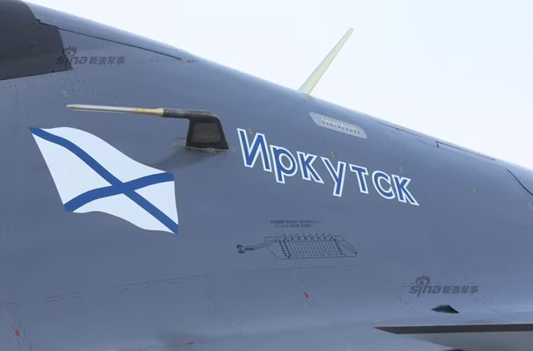 Cờ hiệu của Hải quân Nga được sơn trên chiếc Su-30SM “Blue 45”. Nguồn ảnh: Sina.