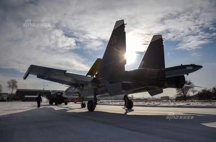 Với thiết kế khí động học nguyên khối, bộ khung làm bằng titan và hợp kim nhôm với 2 cánh mũi, động cơ điều khiển vector lực đẩy 2 chiều AL-31FP và radar BARS N011M của Su-30MKI vẫn được giữ nguyên. Cùng với đó là hệ thống radar mảng pha quét thụ động NIIP N011M BARS có tầm hoạt động lên tới 400 km. Nguồn ảnh: Sina.