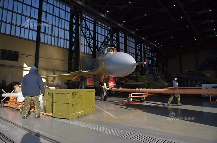 Bên trong phân xưởng này của Irkuts vẫn còn khá nhiều chiếc Su-30SM khác đang được hoàn thiện cho Hải quân Nga nhằm đáp ứng tiến độ bàn giao theo đúng kế hoạch. Từ đây cho tới cuối năm Irkuts sẽ bàn giao thêm cho Hải quân Nga một chiếc Su-30SM nữa mang số hiệu “Blue 70”. Nguồn ảnh: Sina.