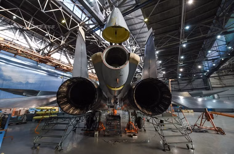 Ngoài việc được trang bị cho Không quân Nga, những chiếc tiêm kích Su-30SM còn là dòng chiến đấu cơ đa năng tương lai của Không quân Hải quân Nga với số lượng được đặt mua lên tới 50 chiếc. Chúng sẽ hoạt động bên cạnh những cái tên đình đám một thời như Su-33 và MiG-29K. Nguồn ảnh: Sina.