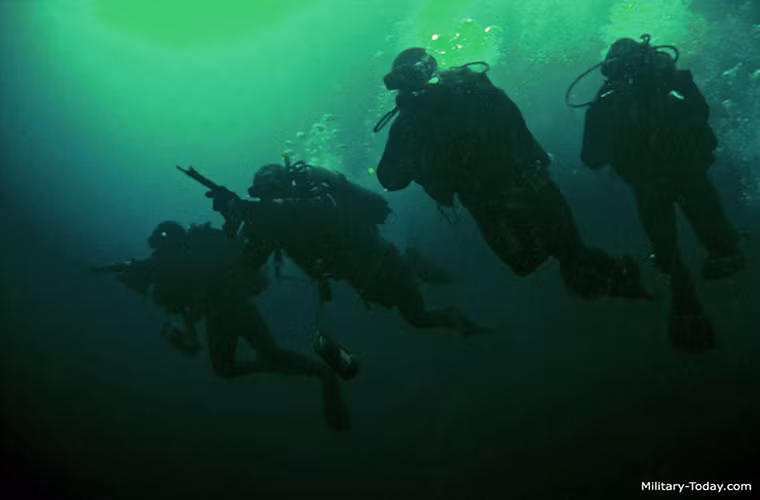 Với các mối đe dọa ngày càng gia tăng từ lực lượng người nhái trong Chiến tranh Lạnh thì các giải pháp để ngăn chặn mối hiểm họa này ngày càng được chú trọng hơn ở nhiều quốc gia trong đó có Liên Xô. Giải pháp hiệu quả nhất khi đó chính là sử dụng lại người nhái để ngăn chặn những kẻ tấn công tuy nhiên để có thể làm được điều này thì người nhái cần được trang bị vũ khí. Nguồn ảnh: military-today.