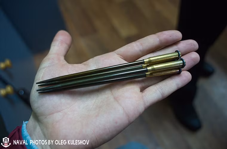 Sở dĩ có điều này là bởi thiết kế đạn đặc biệt 5,66×39mm MPS của APS. Theo đó MPS có thiết kế dạng mũi tên ngắn với chiều dài 120mm giúp nó di chuyển ổn định hơn cũng như do đạn dài nên sẽ có đủ trọng lượng cần thiết để có quán tính di chuyển tốt trong nước và nòng súng không có rãnh xoắn. Nguồn ảnh: Oleg Kuleshov.