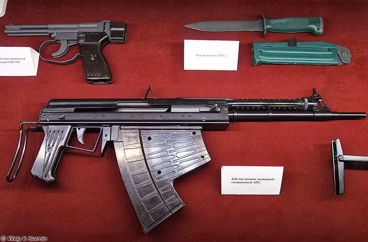 Trong ảnh là trang bị tiêu chuẩn của một người nhái Liên Xô và cả Nga khi hoạt động dưới nước gồm một khẩu súng trường tấn công APS, súng ngắn đặc biệt SPP-1 và một con dao găm. Nguồn ảnh: Vitaly Kuzmin.