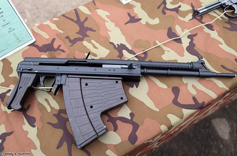 Về thiết kế, APS có trọng lượng nhẹ hơn nhiều so với AK-74 khoảng 3kg chưa kể đạn và nặng tối đa chỉ 3.9kg, súng có kích thước nhỏ gọn với chiều dài cơ sở là 840mm khi mở báng, chiều dài nòng cũng chỉ 300mm. Hạn chế lớn nhất của APS có lẽ chính là thiết kế hộp tiếp đạn của nó một phần do loại đạn đặc biệt mà mẫu súng này được trang bị. Nguồn ảnh: Vitaly Kuzmin.