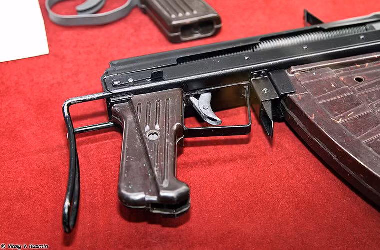 Lẫy chuyển đổi chế độ bắn của APS nằm ở phía bên tay trái với hai chế độ bắn là từng phát và tự động cũng như dùng để khóa an toàn. Báng súng có thể gấp lại bằng cách đẩy vào để thuận tiên cho việc di chuyển dưới nước. Hộp tiếp đạn của APS chỉ có 26 viên và không thể tái nạp đạn khi hoạt động dưới nước và ngay cả khi trên cạn thao tác nạp đạn cho mẫu súng này cũng khá khó khăn. Nguồn ảnh: Vitaly Kuzmin.