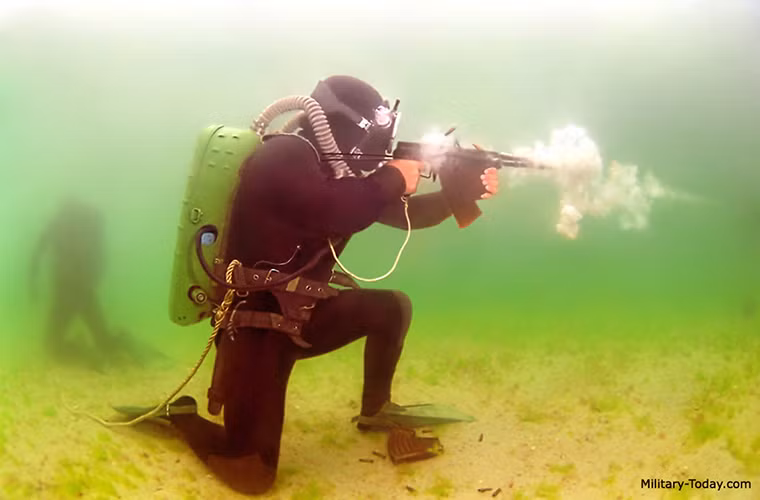 Phạm vi hiệu quả của nó xa hơn khả năng nhìn trong nước của người nhái. Khi được thử nghiệm dưới nước tất cả các viên đạn MPS được bắn ra đều ghim vào mục tiêu có đường kính 15 cm trong phạm vi 30 m, trong khoảng cách 100 m các viên đạn này vẫn có mứt sát thương cao khi chúng vẫn có thể xuyên qua các bộ đồ lặn cách nhiệt cũng như có thể xuyên qua lớp thủy tinh dày 5mm. Nguồn ảnh: military-today.