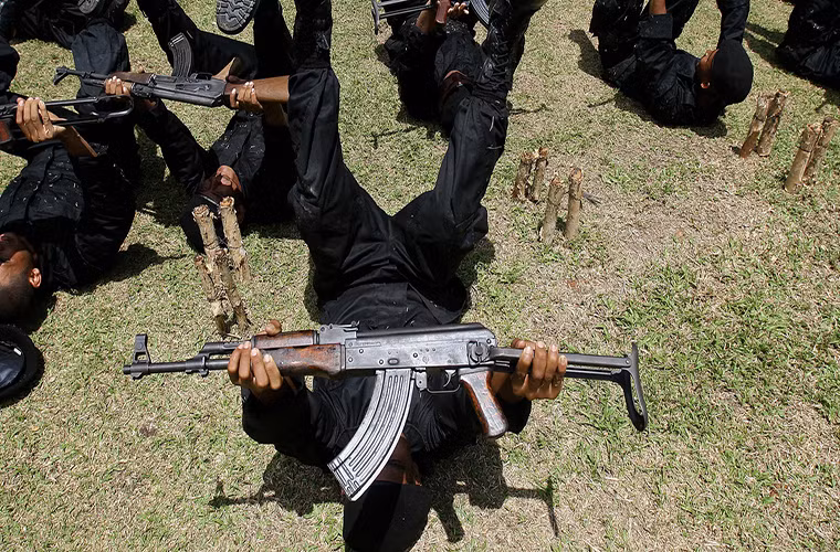 Điều này cũng khiến AKS-47 mang theo các nhược điểm của AK-47 là trọng lượng của súng vẫn tương đối nặng và bản thân nó có độ chính xác không cao. Bù lại việc sử dụng đạn tiêu chuẩn 7.62x39mm cho phép nó khả năng xuyên phá tốt hơn và có thể sử dụng được nhiều loại đạn khác nhau. Nguồn ảnh: MarketWatch.