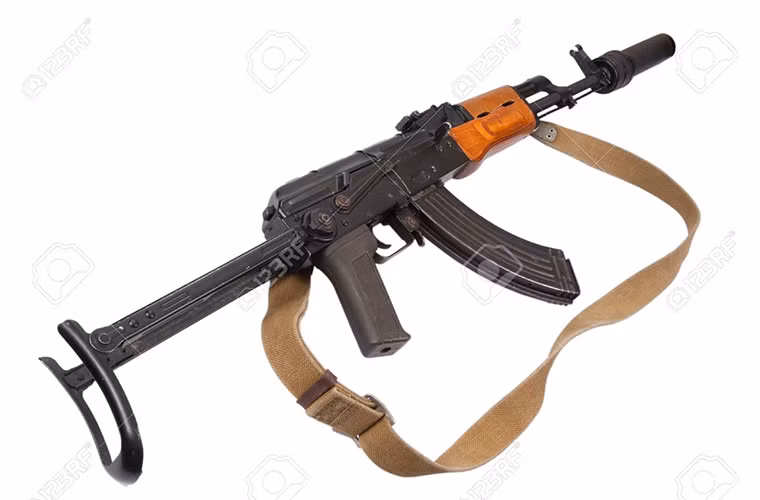 Với yêu cầu trong tác chiến, AKS-47 cũng được trang bị thêm một số trang bị hổ trợ như ống giảm thanh, kính ngắm quang học và thiết bị nhìn đêm. Ngoại trừ ống giảm thanh thì các thiết bị ngắm với AKS-47 thường khó sử dụng và có độ tin cậy không cao so với biến thể được sử dụng trên AK-74 sau này. Nguồn ảnh: 123RF.com.