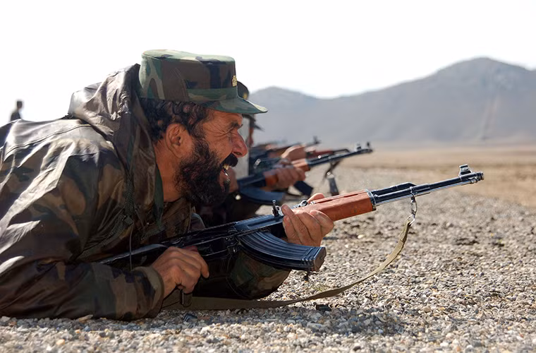 AKS-47 có tầm bắn hiệu quả từ 100-800m nhưng thực tế trên chiến trường chỉ là từ 100-400m. Ngoài ra độ chính xác khi bắn của nó kém hơn hầu hết các dòng súng trường tấn công của Phương Tây cùng thời. Chính điều này đã buộc Liên Xô tiếp tục hoàn thiện AK-47 với nhiều biến thể khác nhau nhằm tăng độ chính xác khi bắn của nó. Nguồn ảnh: U.S. Air Force.