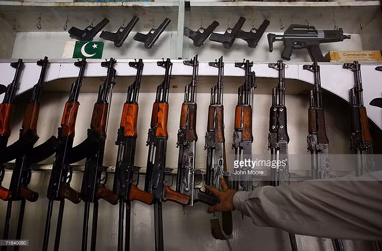 Biến thể súng trường tấn công này được Liên Xô đưa vào trang bị hàng loạt từ đầu những năm 1950 chủ yếu phục vụ trong các đơn vị đổ bộ đường không sau đó lan dần ra toàn quân. Nó cũng được xuất khẩu hoặc chuyển giao công nghệ cho nhiều quốc gia khác và được sản xuất dưới nhiều cái tên khác nhau nhưng thiết kế tổng thể của mẫu súng này vẫn được giữ nguyên. Nguồn ảnh: Getty Images.