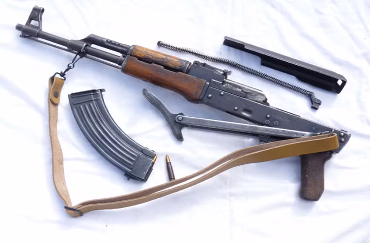 Ngoại trừ phần báng súng kim loại thì cấu tạo bên trong và cơ chế hoạt động của AKS-47 vẫn như AK-47 với cơ chế nạp đạn bằng khí nén cùng với bolt xoay, nó cũng có ba chế độ bắn gồm “khóa an toàn”, bán tự động và tự động. Nguồn ảnh: lookup-beforebuying.com.